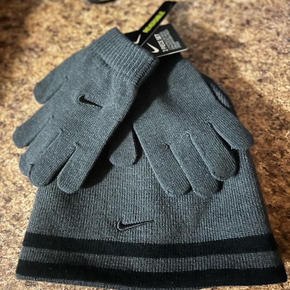 Boys Nike Swoosh Reversible Beanie Hat & Gloves - Picture 3 of 4